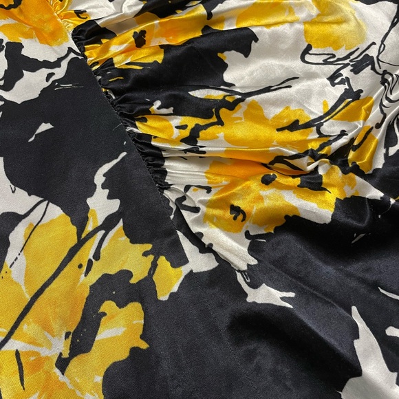 Gorgeous Silky satin like Dress - Picture 9 of 9